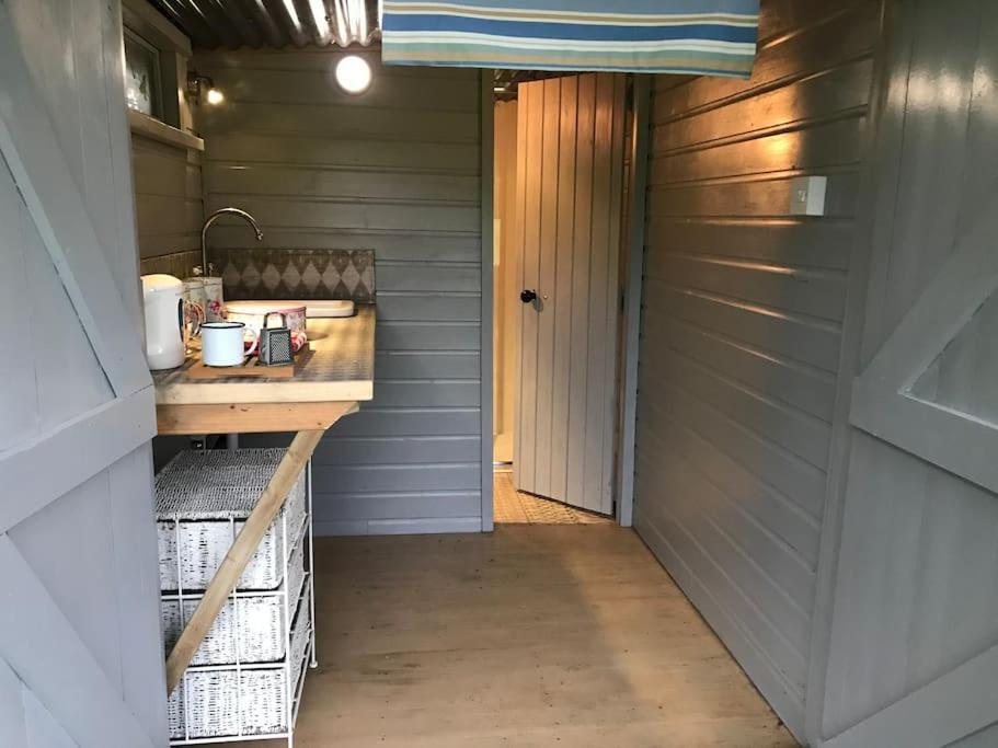 Apartemen Woodpecker Shepherd Hut With Private Facilities Newmarket Cb8