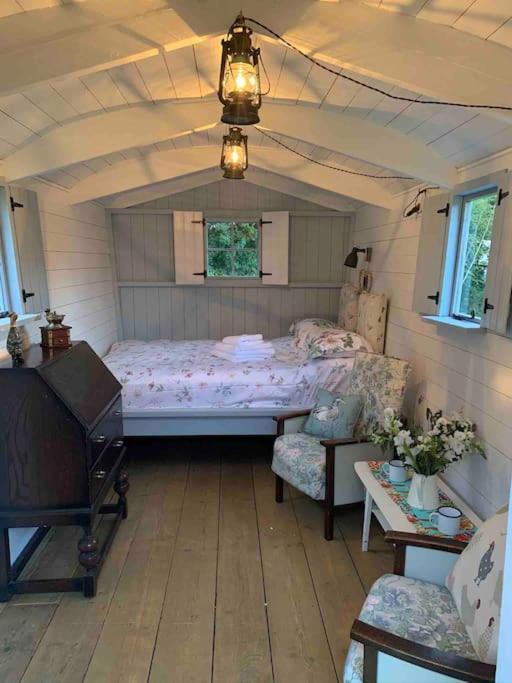 Woodpecker Shepherd Hut With Private Facilities Newmarket Cb8 Apartemen Cambridge (Cambridgeshire)
