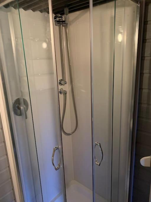 Woodpecker Shepherd Hut With Private Facilities Newmarket Cb8 Apartemen *