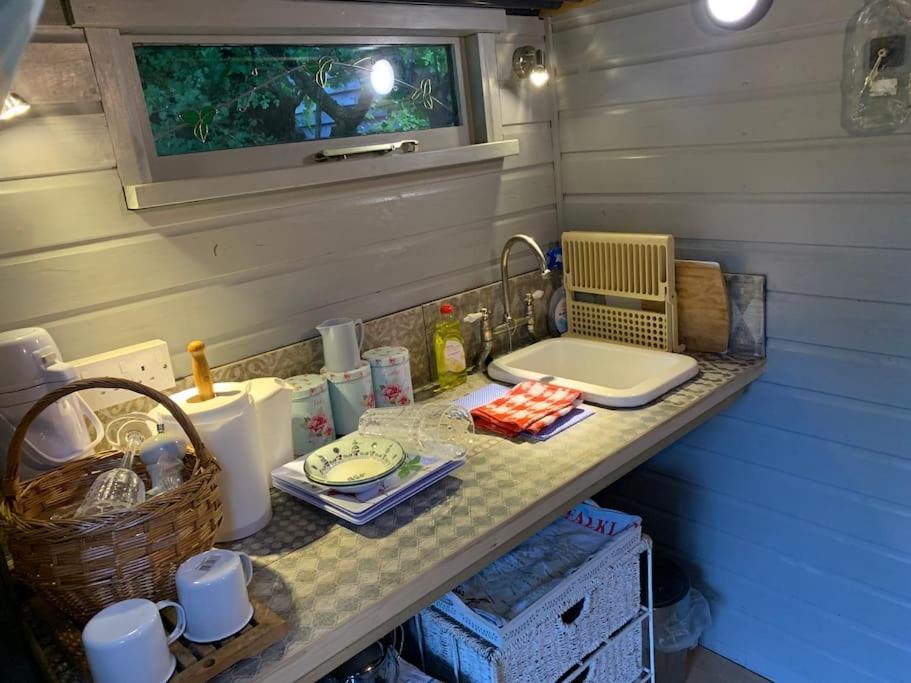 Apartemen Woodpecker Shepherd Hut With Private Facilities Newmarket Cb8