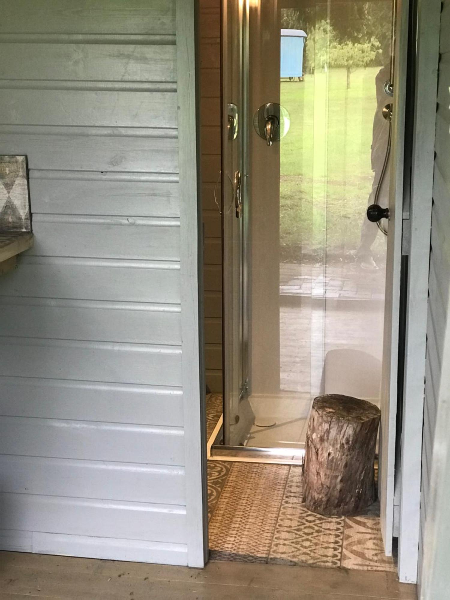 Woodpecker Shepherd Hut With Private Facilities Newmarket Cb8 Apartemen