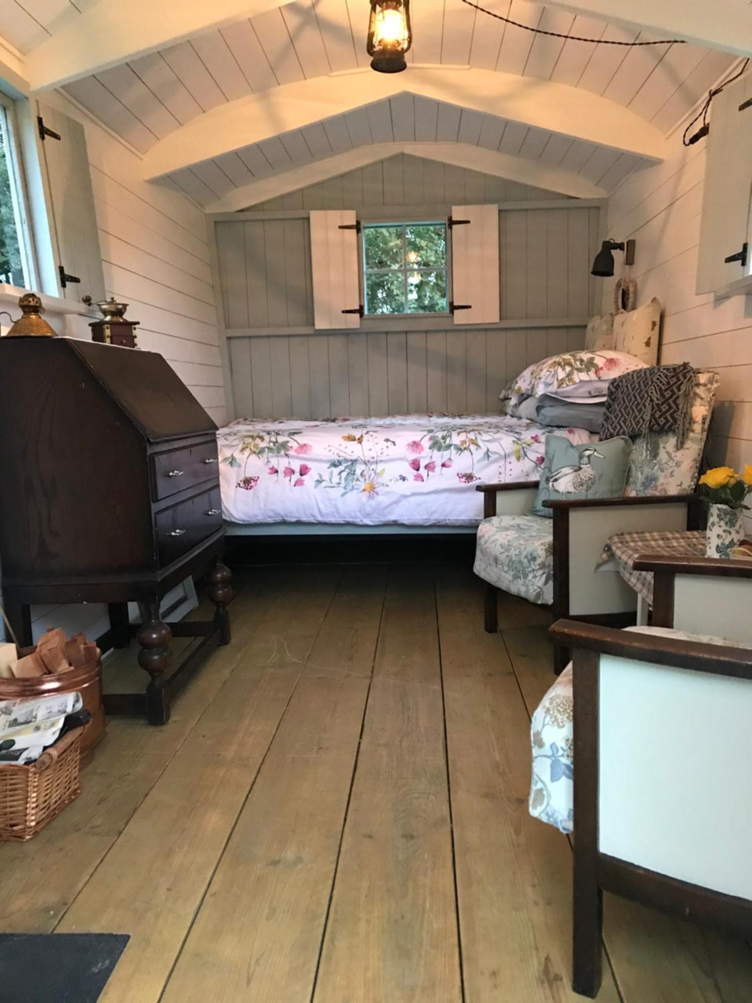 Apartemen Woodpecker Shepherd Hut With Private Facilities Newmarket Cb8 *