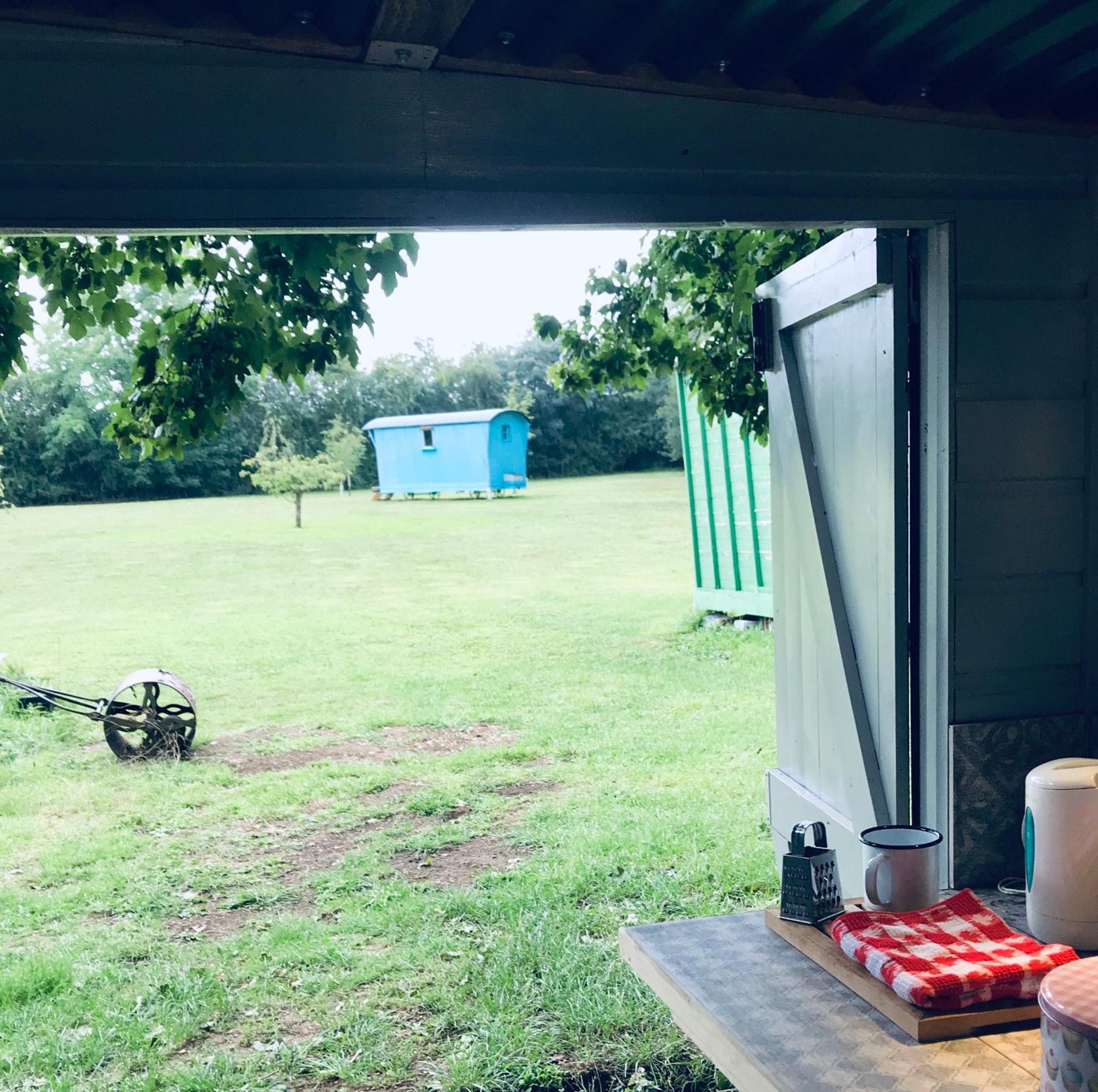 Woodpecker Shepherd Hut With Private Facilities Newmarket Cb8 Apartemen